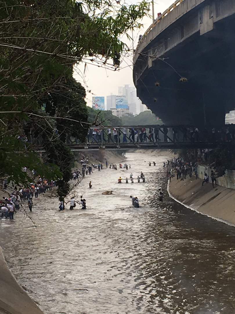 EN VIDEOS: Manifestantes huyendo de la represión por el río Guaire