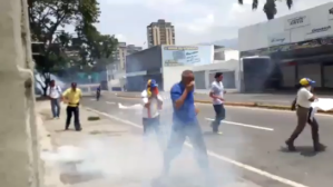 ¿Aló Padrino López? GNB reprime manifestación en Santa Mónica, Caracas (Videos)