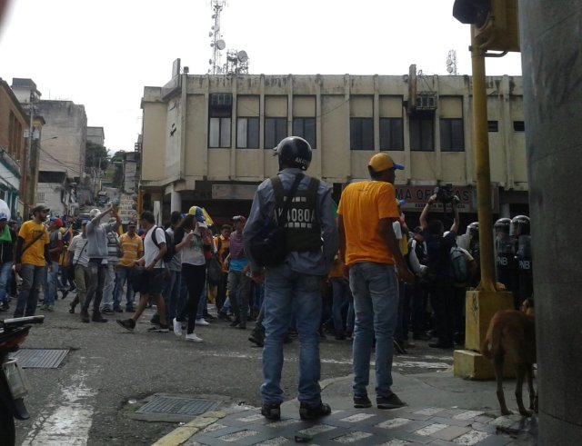 Foto: Con ballena y bombas lacrimógenas reprimen la manifestación en Táchira 
