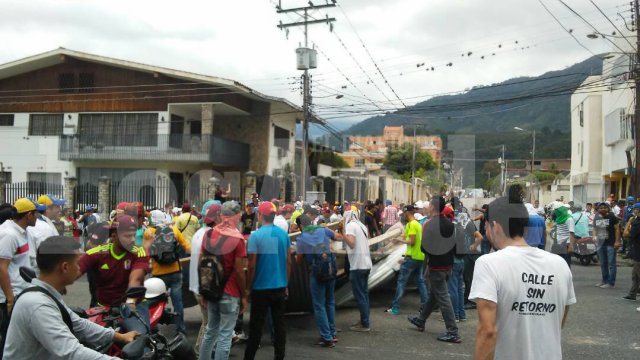 Foto: Manifestantes montan barricadas en Valera, Trujillo