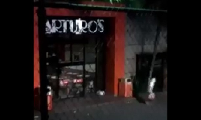 Así fue como saquearon este miércoles el Arturo’s de El Paraíso (Videos)