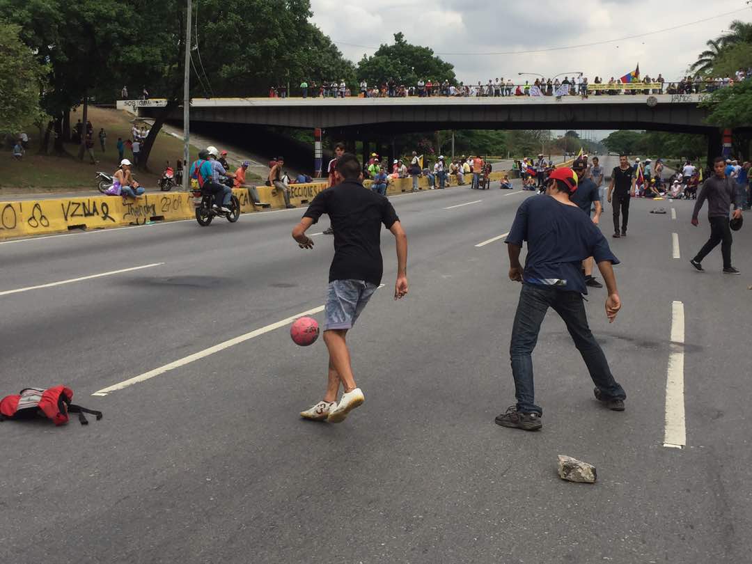Plantón cerró la Autopista del Este en Carabobo con un juego de fútbol este #24A (Fotos)