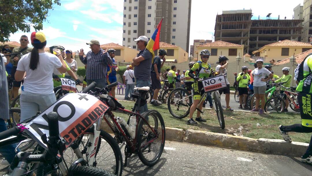 Médicos, estudiantes y ciclistas se unieron al plantón en Barquisimieto (Fotos)
