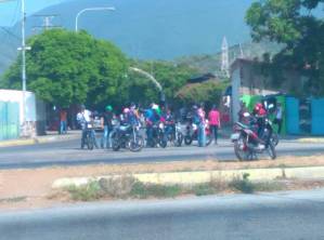 Colectivos del gobierno merodean a manifestantes opositores en La Asunción (FOTO)