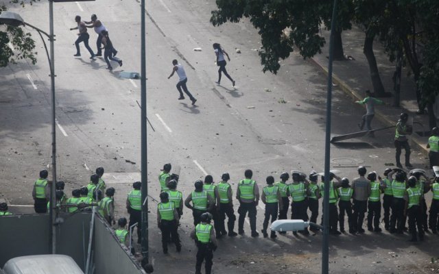 Los manifestantes huyen ante la arremetida de los agentes. En Caracas, una ciudad azotada por la inseguridad, suele haber poca presencia policial en las calles excepto en las movilizaciones contra el Gobierno. R. R. 