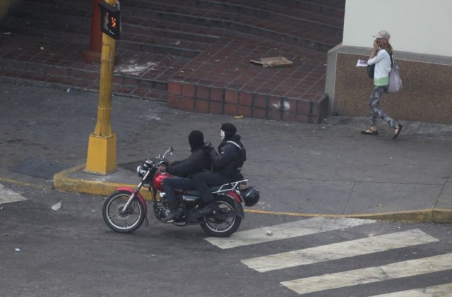 Un grupo de motociclistas armados y, en su mayoría, con los rostros ocultos comienzan a intervenir en la protesta opositora. R. R. 