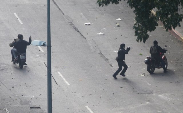 Los civiles armados comienzan a apuntar contra los manifestantes. Maduro anunció la semana pasada su objetivo de armar a un millón de civiles de la Milicia Nacional Bolivariana. "Un fusil para cada miliciano", prometió. R. R. 