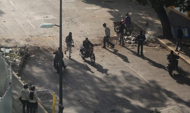 Más policías y militantes de los colectivos chavistas se agrupan en la urbanización caraqueña. R. R. 