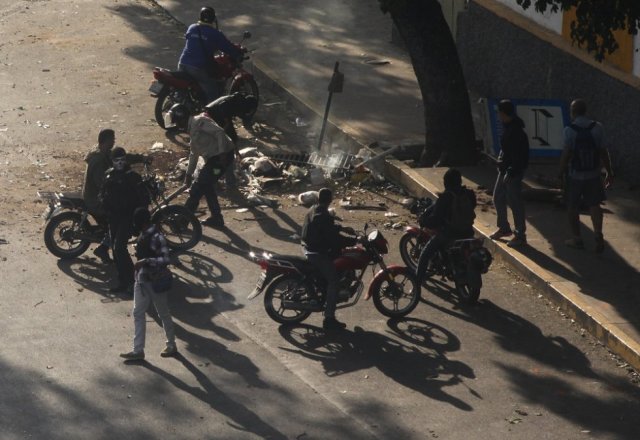 Los miembros de los colectivos comienzan a dirigirse hacia la avenida Libertador de Caracas, en motocicletas -muchas de ellas sin placa- y pistolas en mano. R. R. 