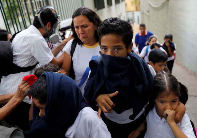 Niños del Colegio San Pedro de Los Chaguaramos en Caracas, fueron evacuados del recinto tras ataque de lacrimógenas ( REUTERS/Carlos Garcia Rawlins)