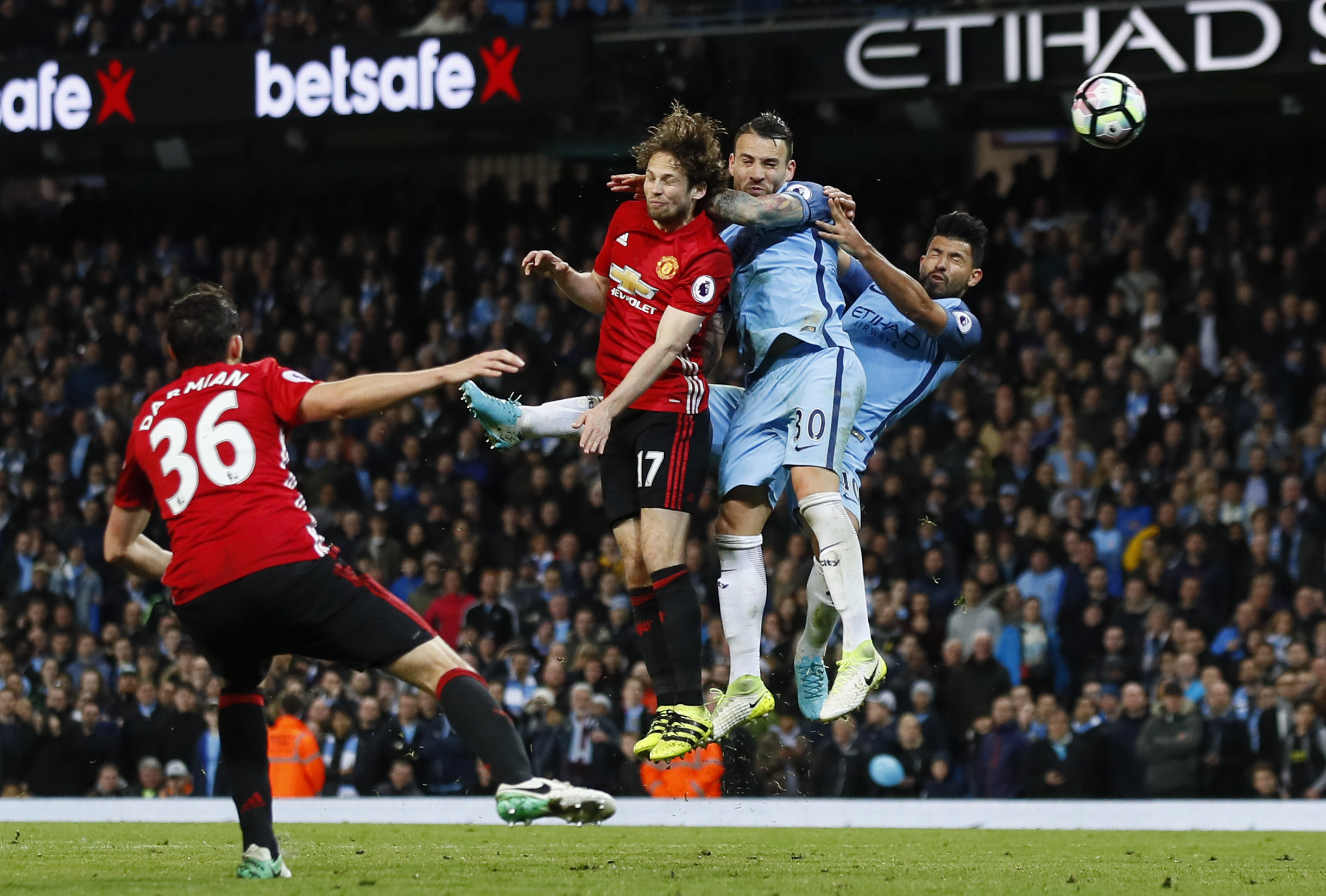 City y United empatan sin goles en el derbi de Manchester