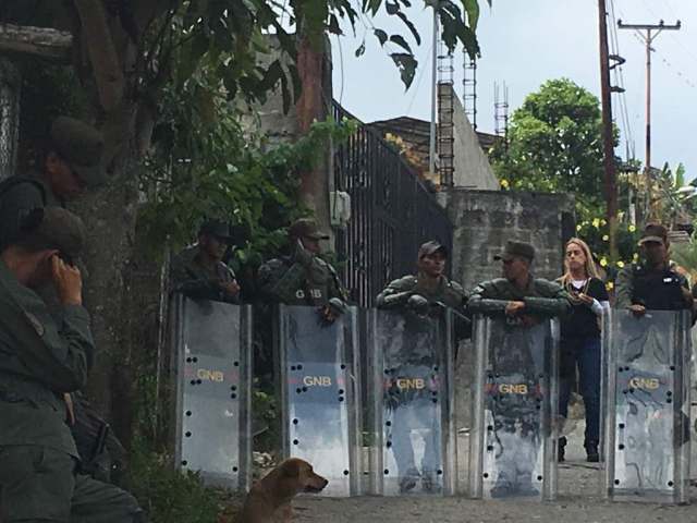 Militares impiden el paso de Lilian Tintori hacia Ramo Verde
