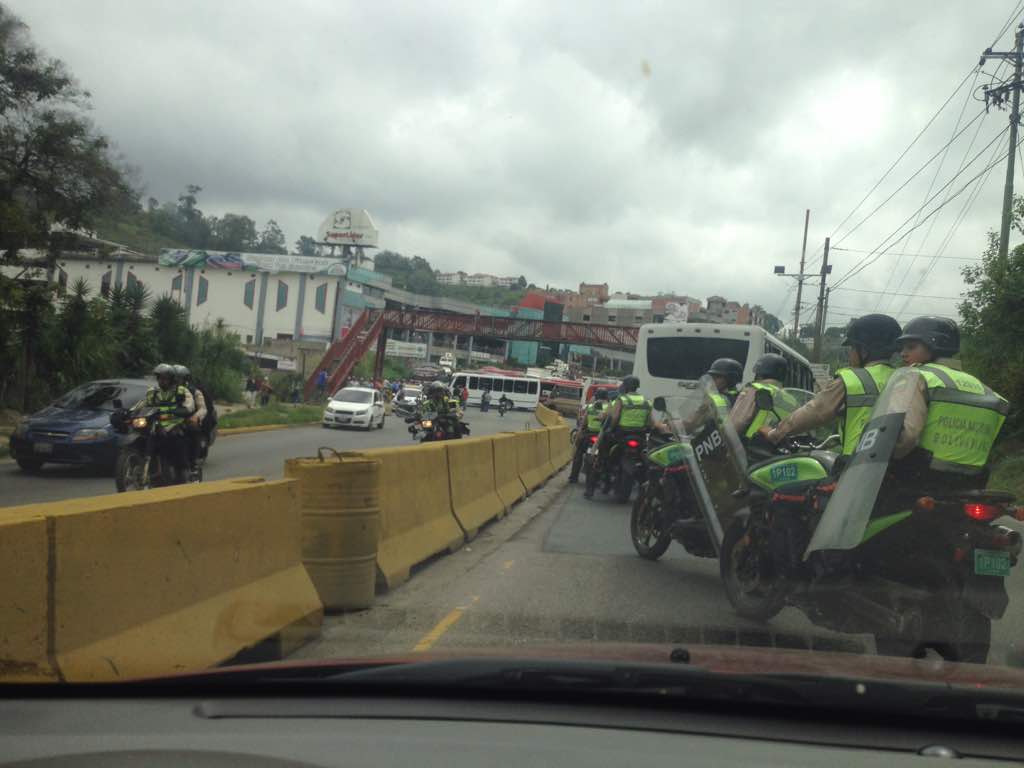 Policía tranca el paso en el kilómetro 22 de la Panamericana (foto)