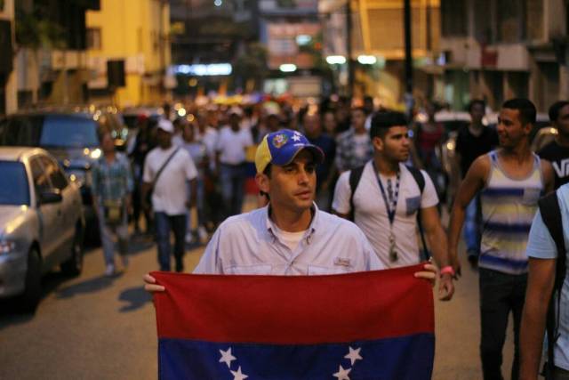 Estudiantes congregados en la Plaza Bolívar de Chacao para la vigilia en honor a los caídos en las últimas semanas durante las protestas en el país. Foto: Régulo Gómez/Lapatilla