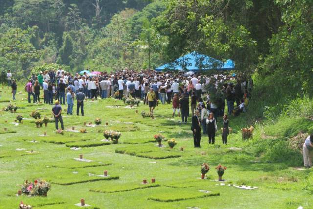 Una multitud le dio el último adiós a Juan Pernalete en Caracas. Foto: Régulo Gómez /LaPatilla