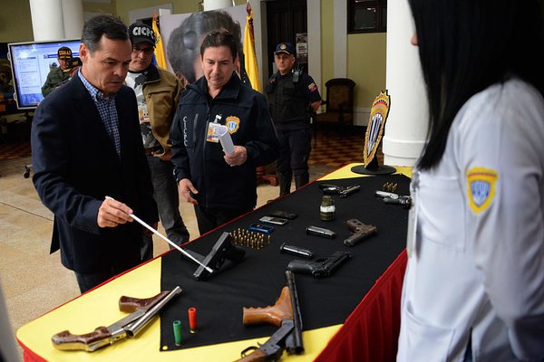 El gobernador Vielma Mora dijo en rueda de prensa que a los delincuentes abatidos les incautaron armas de alta potencia y una granada de fragmentación. (Foto/Jorge Castellanos) 