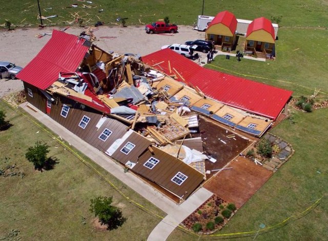 Un salón de eventos destruido por los tornados en Canton, Texas, Abril 30, 2017. Múltiples tornados atravesaron una ciudad en el este de Texas y causaron la muerte de al menos cuatro personas y heridas a decenas de otras en la noche del sábado, al tiempo que fuertes vientos, caída de árboles e inundaciones en ciudades vecinas también provocaron el fallecimiento de cinco personas, de acuerdo a reportes de prensa. REUTERS/Brandon Wade