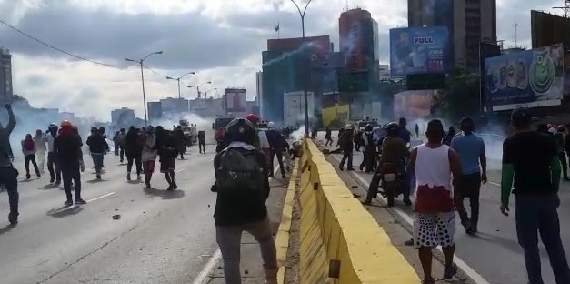 Reprimieron a manifestantes en la autopista Francisco Fajardo