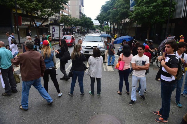 Demonstrators block a street during a protest against Venezuelan President Nicolas Maduro in Caracas, on May 2, 2017. Venezuelan President Nicolas Maduro called for a new constitution Monday as he fights to quell a crisis that has led to more than a month of protests against him and deadly street violence. The opposition slammed the tactic as a "coup d'etat" and urged protesters to "block the streets" from Tuesday. It said it was organizing a "mega protest" for Wednesday. / AFP PHOTO / RONALDO SCHEMIDT