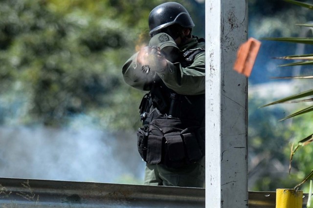 A riot policeman confronts opposition activists during a demostration against Venezuelan President Nicolas Maduro in Caracas, on May 26, 2017. Both the Venezuelan government and the opposition admit that violent protests that have gripped the country for nearly two months are out of control -- and analysts warn they could be a double-edged sword that might trigger even more unrest. / AFP PHOTO / FEDERICO PARRA