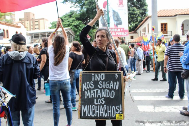 Vestidas de negro y en paz manifestaron las madres por una Venezuela sin violencia. Foto: Régulo Gómez / LaPatilla.com 