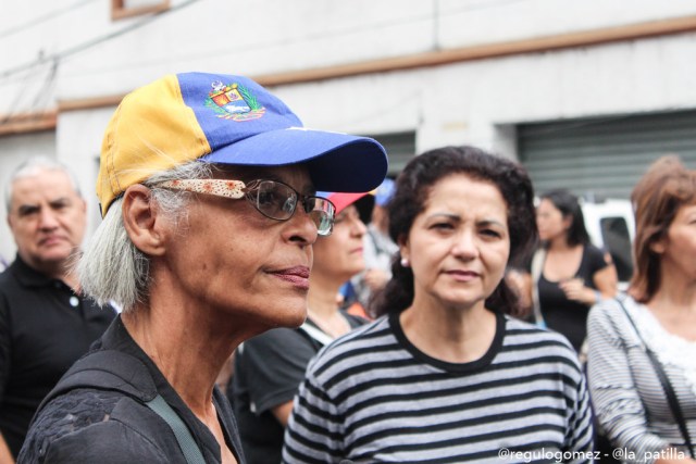 Vestidas de negro y en paz manifestaron las madres por una Venezuela sin violencia. Foto: Régulo Gómez / LaPatilla.com 