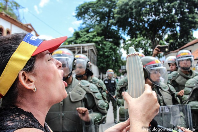 Vestidas de negro y en paz manifestaron las madres por una Venezuela sin violencia. Foto: Régulo Gómez / LaPatilla.com 