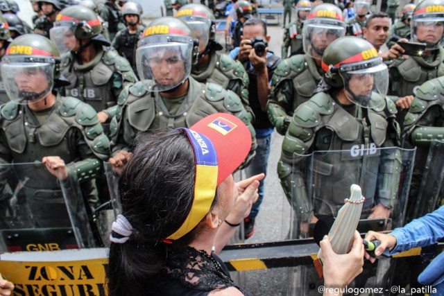 Vestidas de negro y en paz manifestaron las madres por una Venezuela sin violencia. Foto: Régulo Gómez / LaPatilla.com 