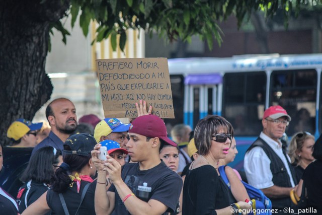 Vestidas de negro y en paz manifestaron las madres por una Venezuela sin violencia. Foto: Régulo Gómez / LaPatilla.com 