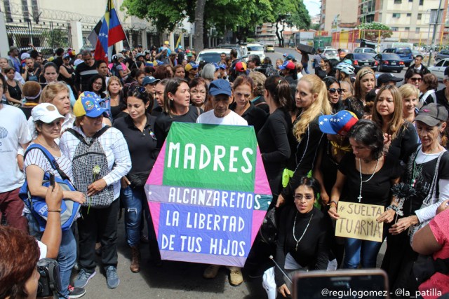 Vestidas de negro y en paz manifestaron las madres por una Venezuela sin violencia. Foto: Régulo Gómez / LaPatilla.com 