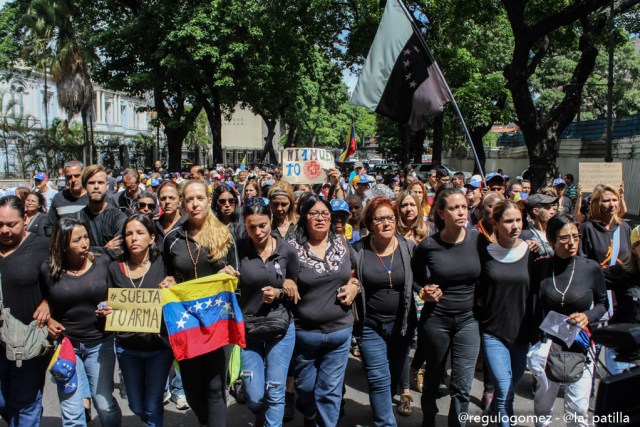 Vestidas de negro y en paz manifestaron las madres por una Venezuela sin violencia. Foto: Régulo Gómez / LaPatilla.com 