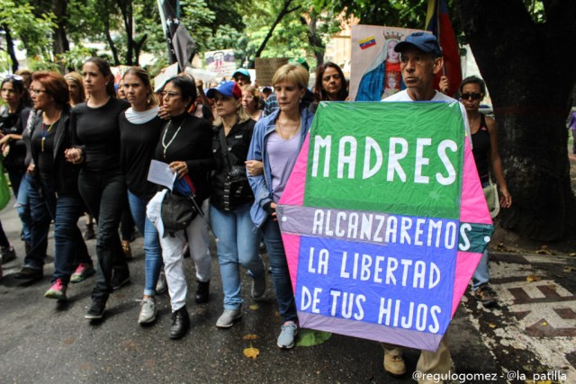 Vestidas de negro y en paz manifestaron las madres por una Venezuela sin violencia. Foto: Régulo Gómez / LaPatilla.com 