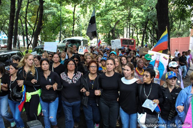 Vestidas de negro y en paz manifestaron las madres por una Venezuela sin violencia. Foto: Régulo Gómez / LaPatilla.com 