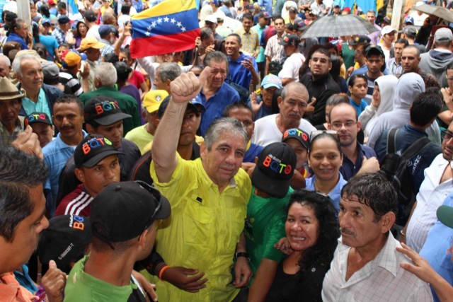 Alfredo Ramos acompañado de pobladores de Barquisimeto que lo respaldan