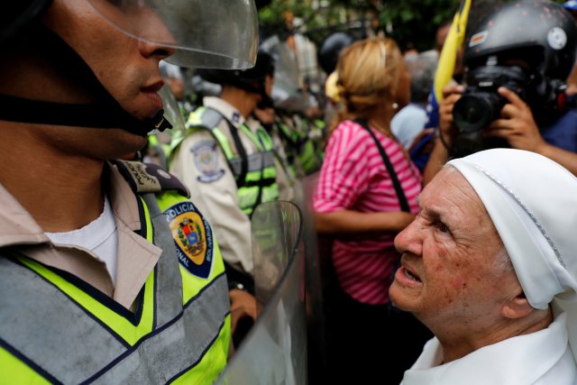 Las imágenes más inspiradoras que nos dejaron nuestros "viejos" en la #MarchadelosAbuelos REUTERS/Carlos Garcia Rawlins