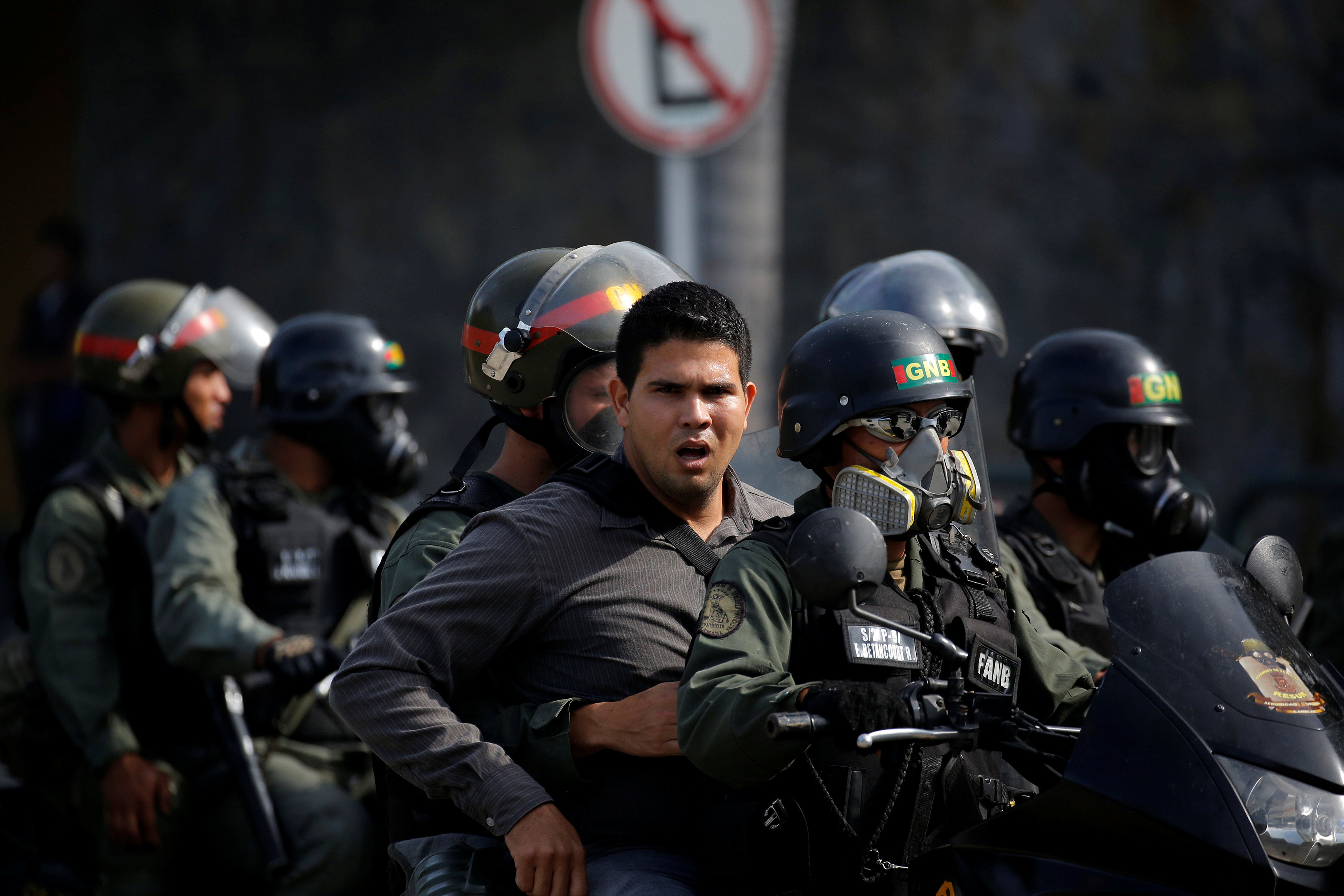 LAS FOTOS: El infiltrado que accionó un arma en la marcha en manos de la GNB… ¿Sebin o paramilitar?