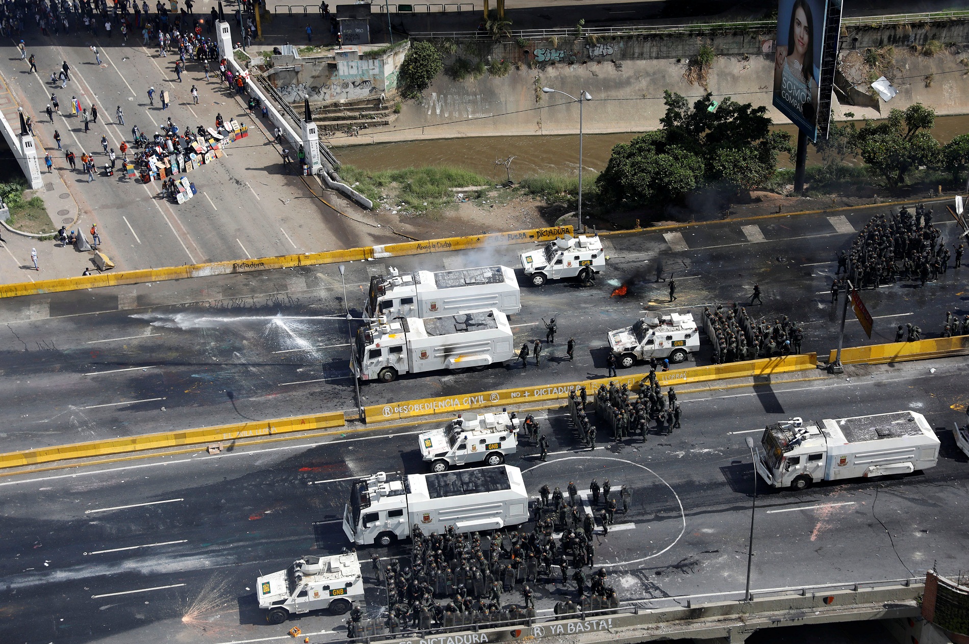 La GN corre de la autopista a los Cruz Verde con lacrimógenas #29May (Video)