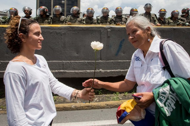 VEN001. CARACAS (VENEZUELA), 06/05/2017.- Venezolanas opositoras participan en una manifestación hoy, sábado 6 de mayo del 2017 en la ciudad de Caracas (Venezuela). Miles de mujeres venezolanas, opositoras al Gobierno de Nicolás Maduro, marchan en Caracas y en varias ciudades del interior "contra la represión" que, denuncian, han ejercido los cuerpos de seguridad del Estado durante la ola de protestas que se inició el pasado 1 de abril en la nación caribeña. EFE/MIGUEL GUTIÉRREZ