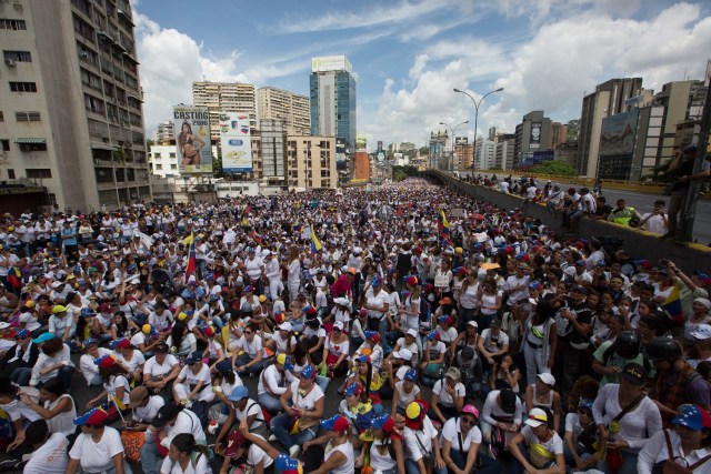VEN001. CARACAS (VENEZUELA), 06/05/2017.- Venezolanas opositoras participan en una manifestación hoy, sábado 6 de mayo del 2017 en la ciudad de Caracas (Venezuela). Miles de mujeres venezolanas, opositoras al Gobierno de Nicolás Maduro, marchan en Caracas y en varias ciudades del interior "contra la represión" que, denuncian, han ejercido los cuerpos de seguridad del Estado durante la ola de protestas que se inició el pasado 1 de abril en la nación caribeña. EFE/MIGUEL GUTIÉRREZ
