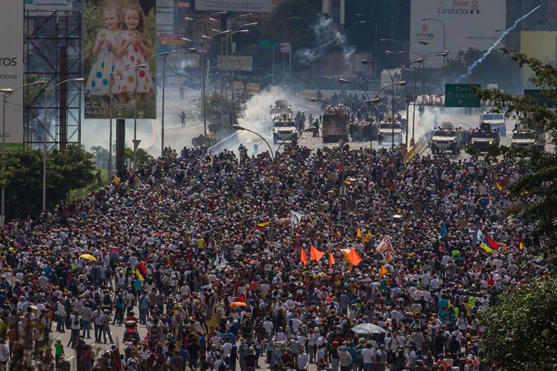 Gobierno busca legitimar la feroz represión con el decreto N°2.849, dicen juristas expertos