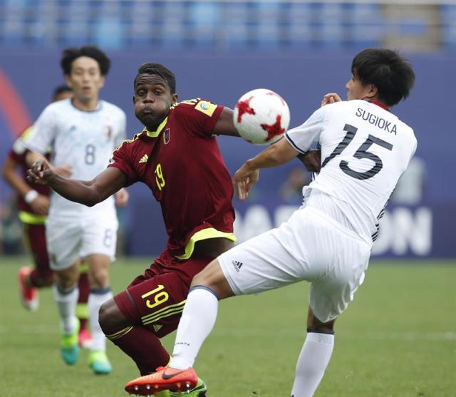 Jugadores de la selección Sub-20 de venezuela celebran tras marcar el gol del 1-0 durante su partido ante Japón en los octavos de final del Mundial de fútbol Sub-20 en Daejeon (Corea del Sur) hoy, 30 de mayo de 2017. EFE/Kim Hee-Chul