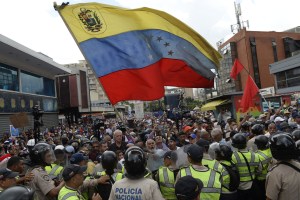 Abuelos venezolanos desafían a Maduro, a pesar de la represión, por grave crisis de salud