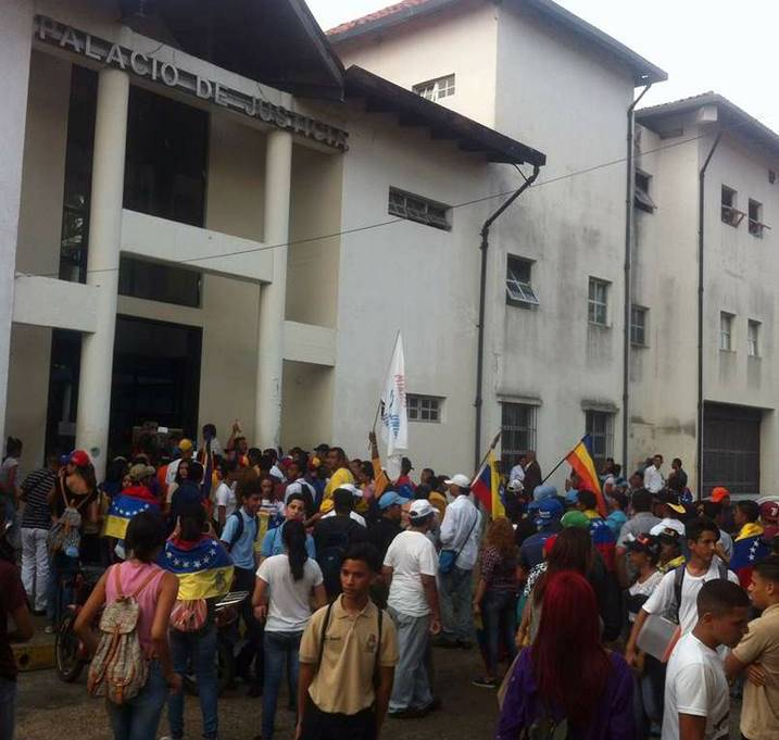 Escaramuza entre GNB y oposición en el Palacio de Justicia de San Fernando de Apure (Videos)