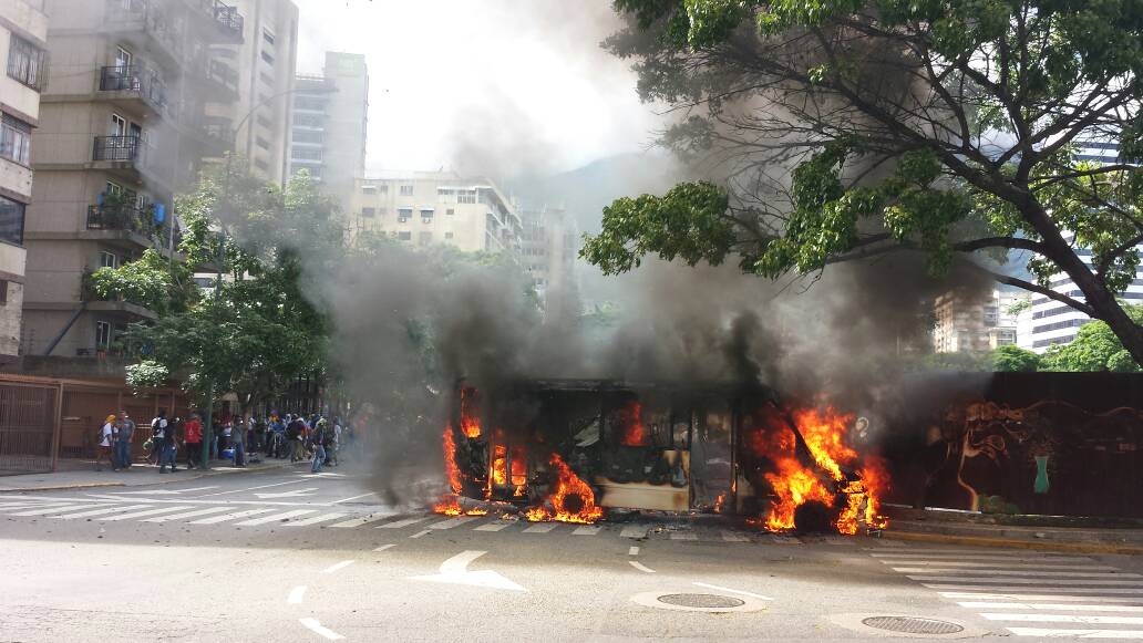 Incendian un autobús en Altamira