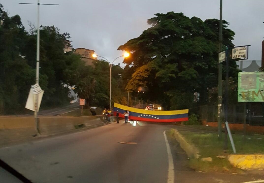 El túnel de La Trinidad amaneció trancado #15May