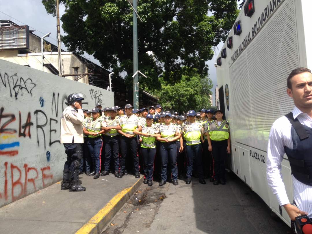 PNB bloquea acceso desde Chacaíto hacia la avenida Libertador #12May (Fotos + Video)