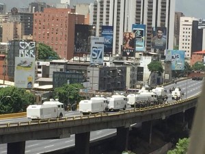 Como para la guerra… Así espera la GNB a manifestantes opositores en la autopista Francisco Fajardo #26May