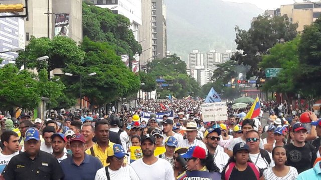 Oposición marcha hasta el CNE en defensa del voto / Foto: Eduardo Ríos - La Patilla