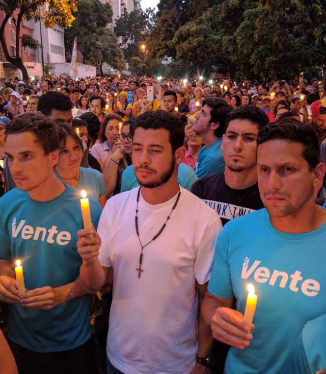 Desafiando la roja oscuridad, Venezuela se manifiesta en honor a los caídos en protestas. Fotos: Usuarios Redes sociales