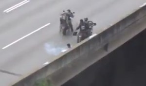 Más atrocidades GNB: Venezolano recibe un bombazo en el pecho en la autopista Prados del Este (VIDEO)